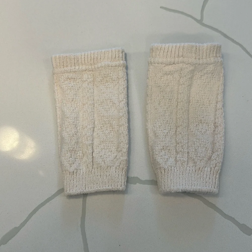 Old navy baby cable knit cream off-white leg warmers 🤍